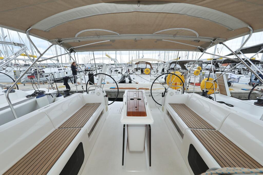 Sailing yacht 