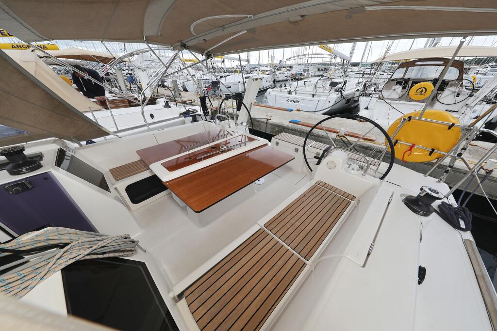Sailing yacht 