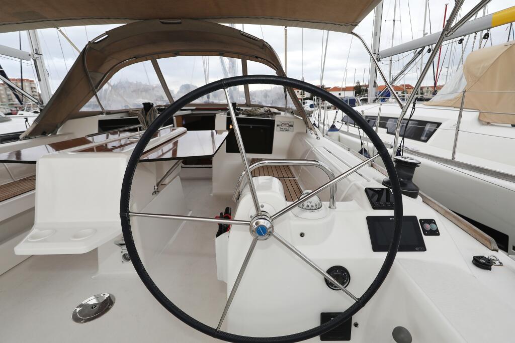 Sailing yacht 