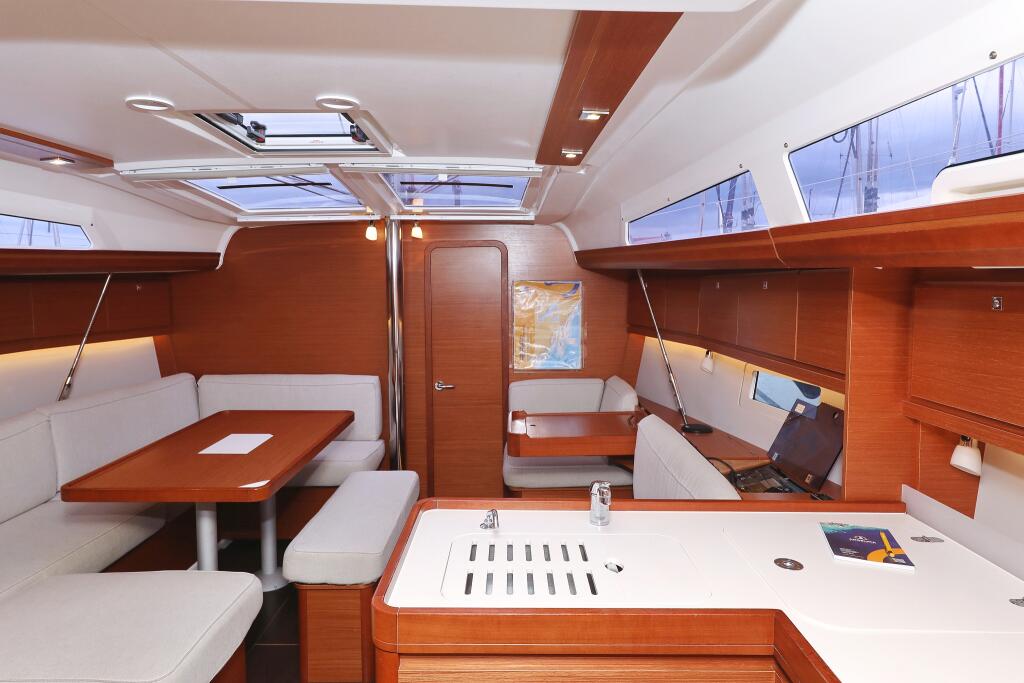 Sailing yacht 