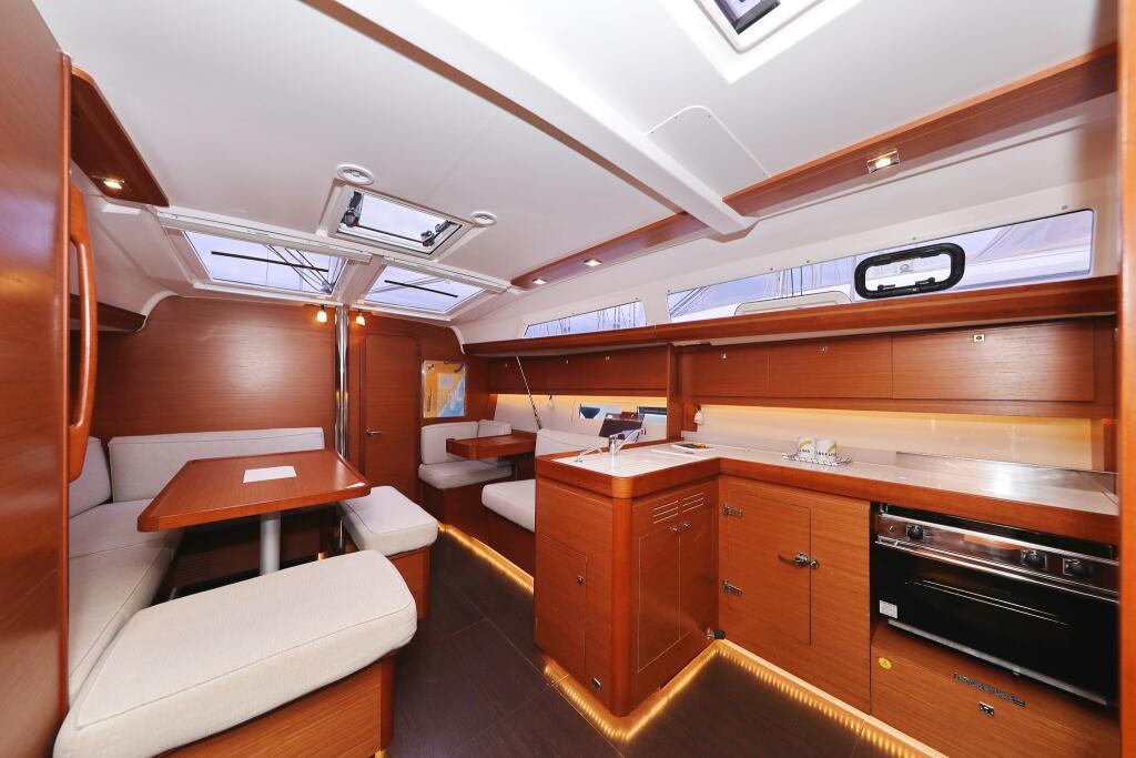 Sailing yacht 
