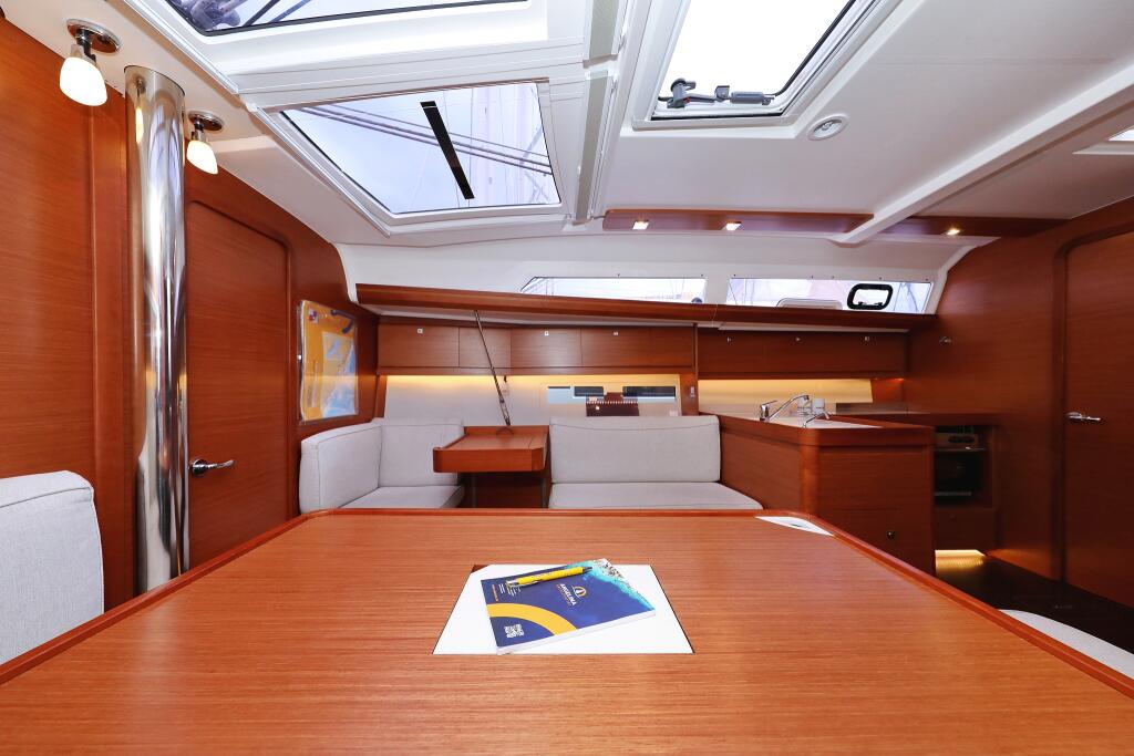 Sailing yacht 