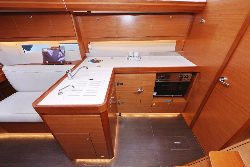Sailing yacht 