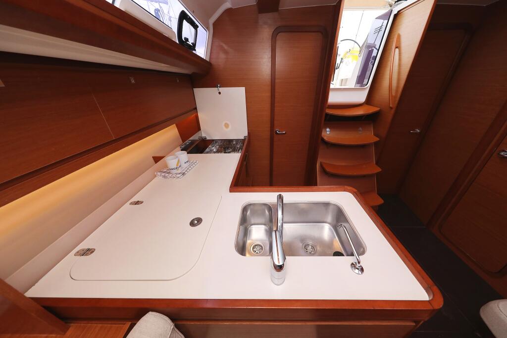 Sailing yacht 