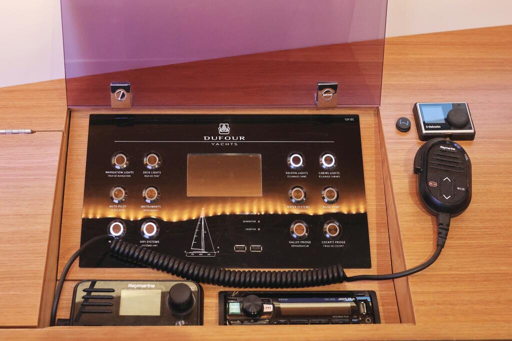 Sailing yacht 