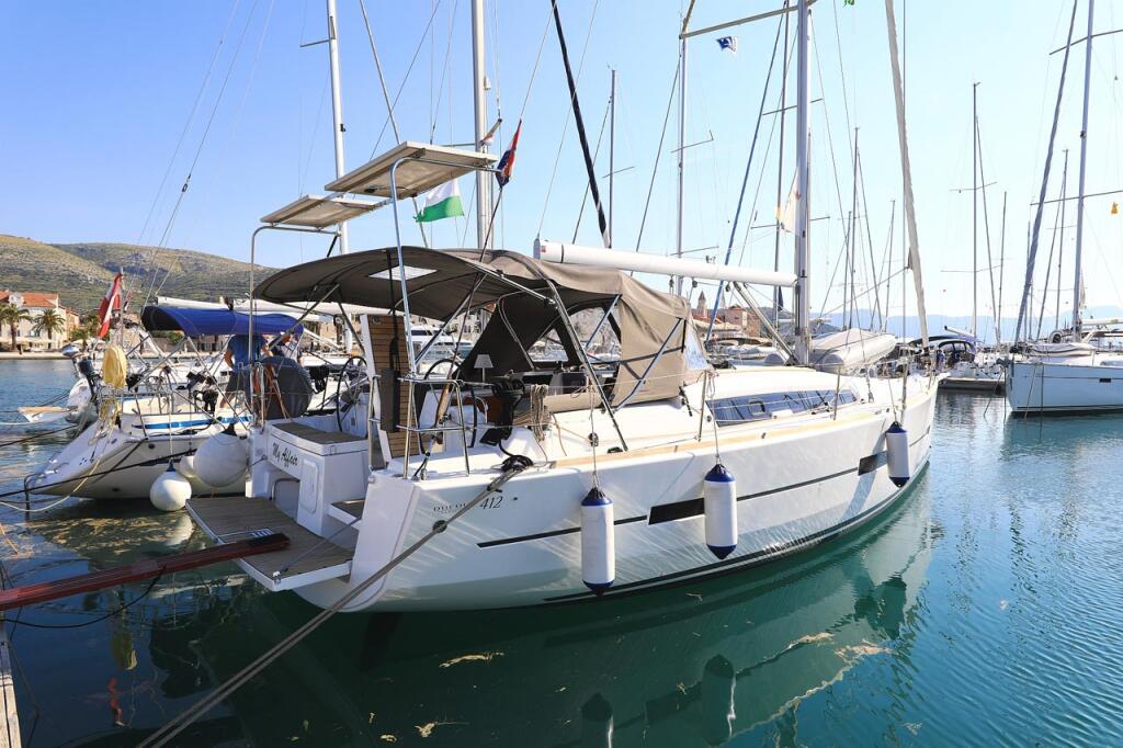 Sailing yacht 