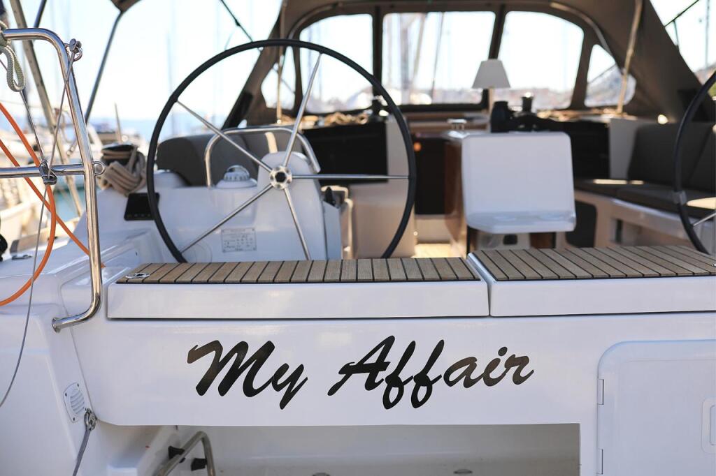 Sailing yacht 