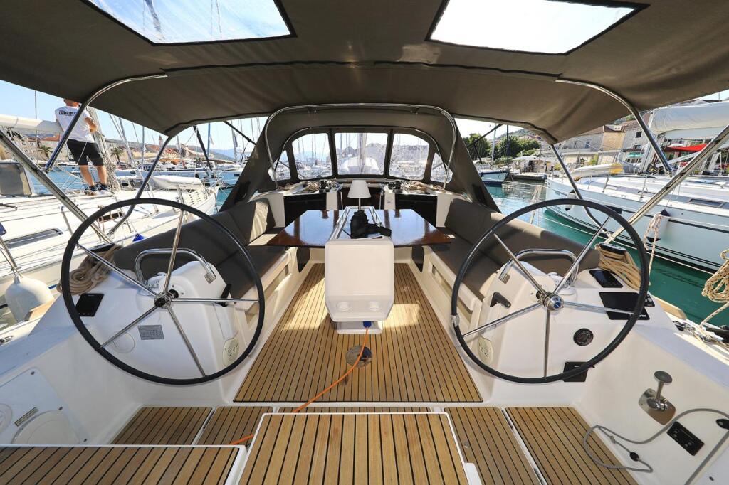 Sailing yacht 