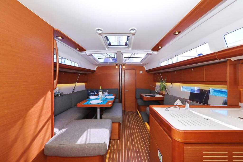 Sailing yacht 