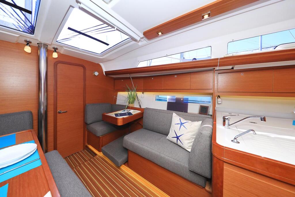 Sailing yacht 