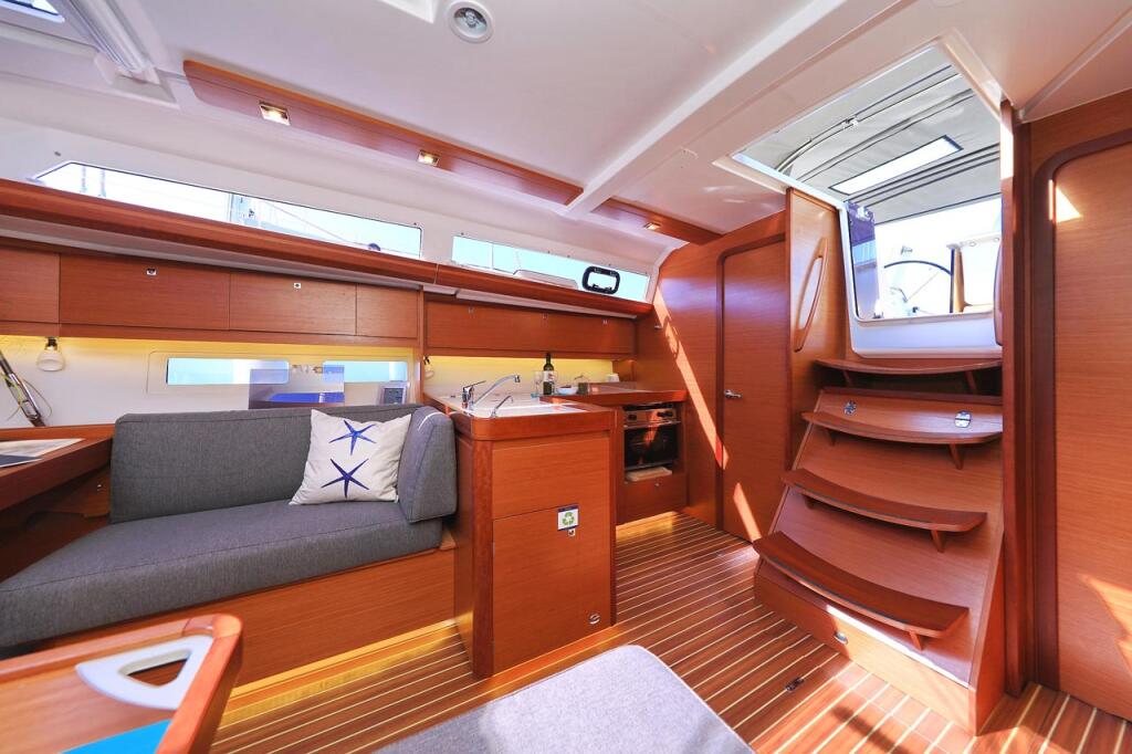 Sailing yacht 
