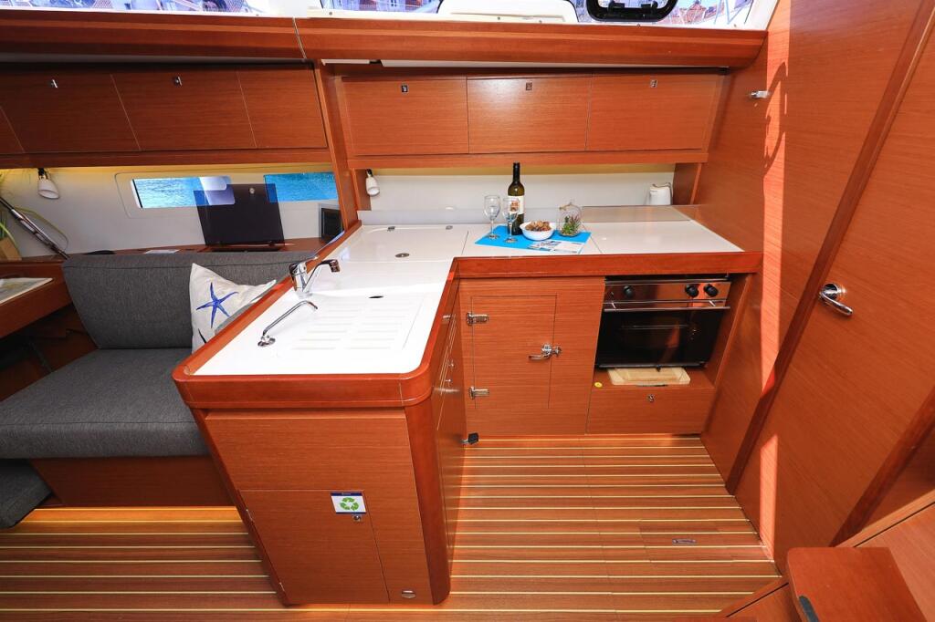 Sailing yacht 