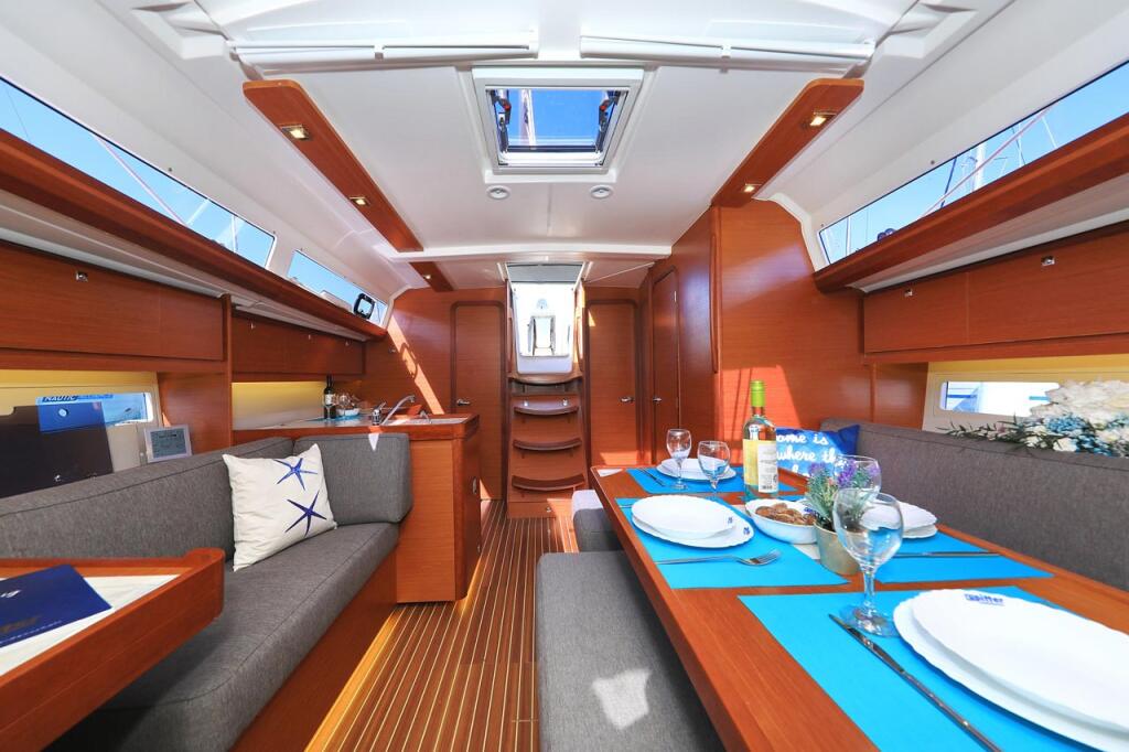 Sailing yacht 
