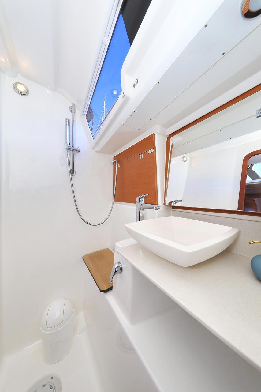 Sailing yacht 