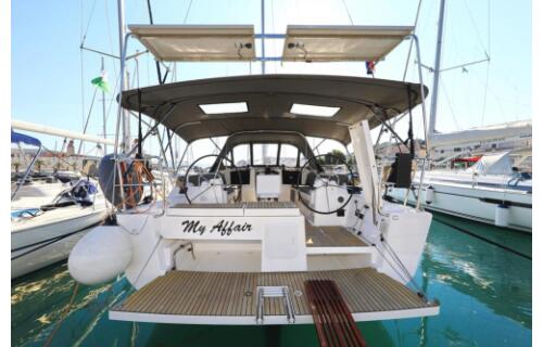 Sailing yacht 