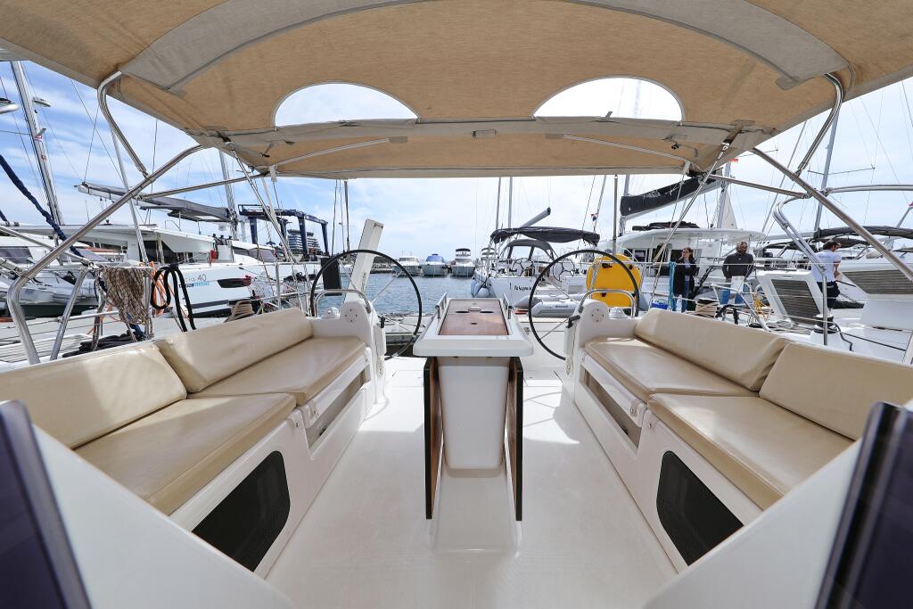 Sailing yacht 