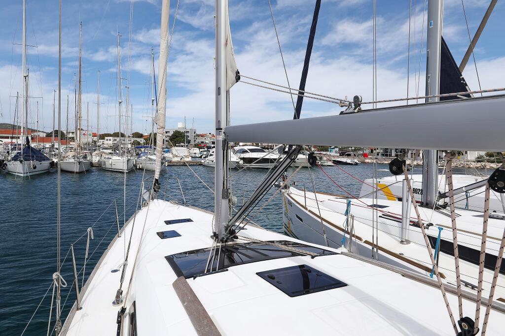 Sailing yacht 