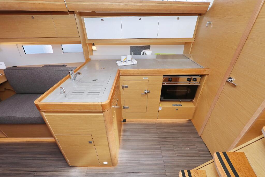 Sailing yacht 