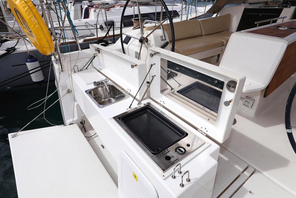 Sailing yacht 