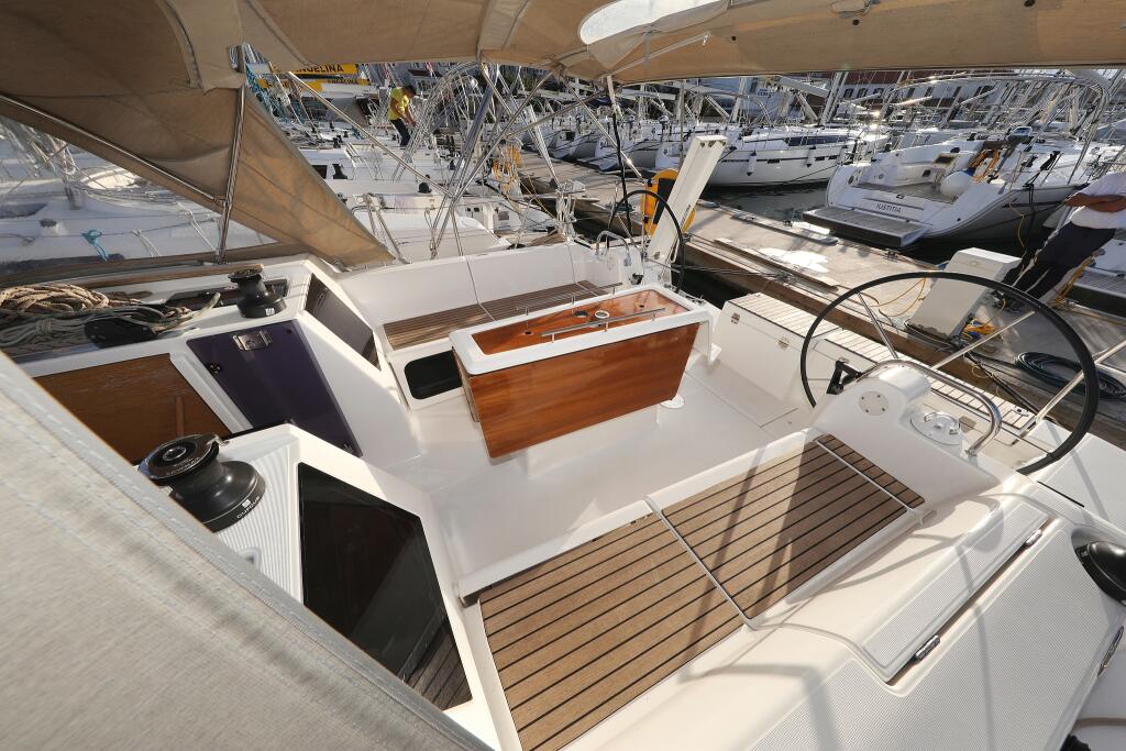 Sailing yacht 