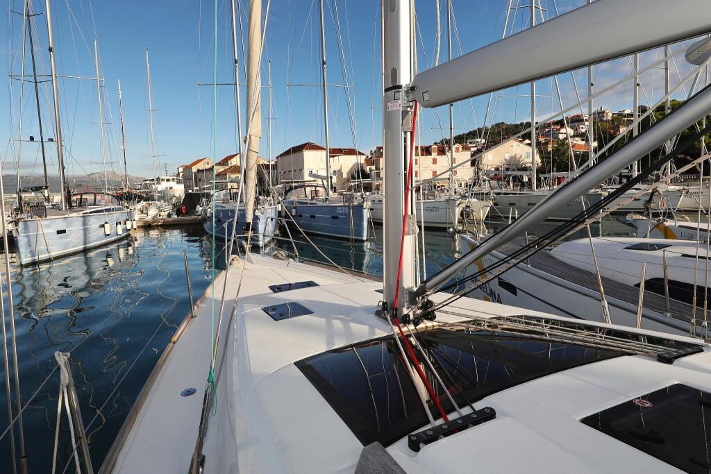 Sailing yacht 