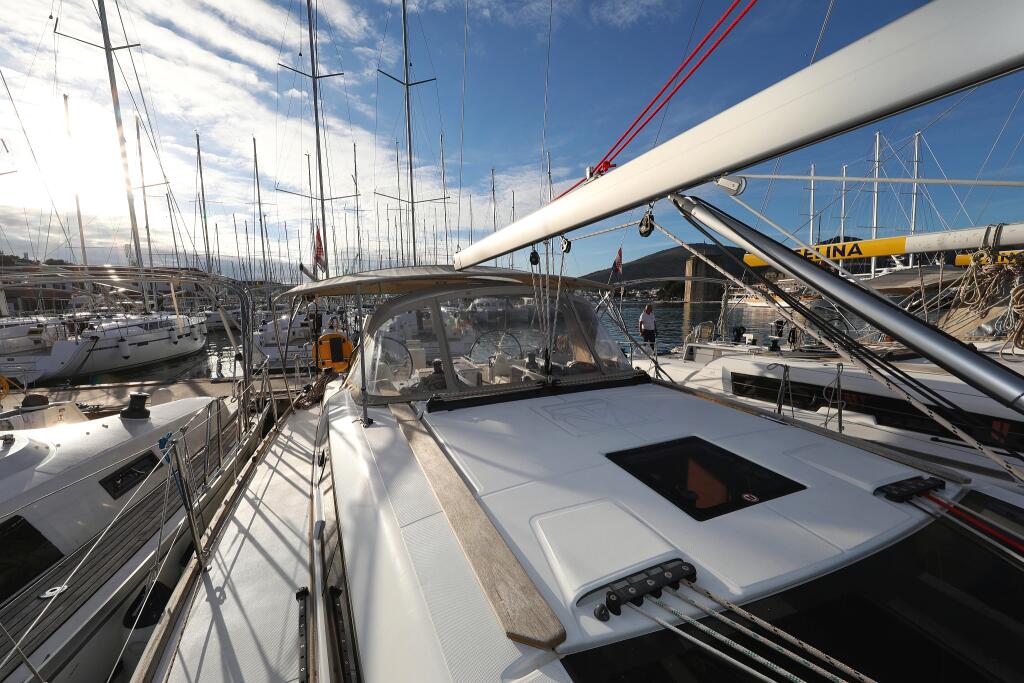 Sailing yacht 