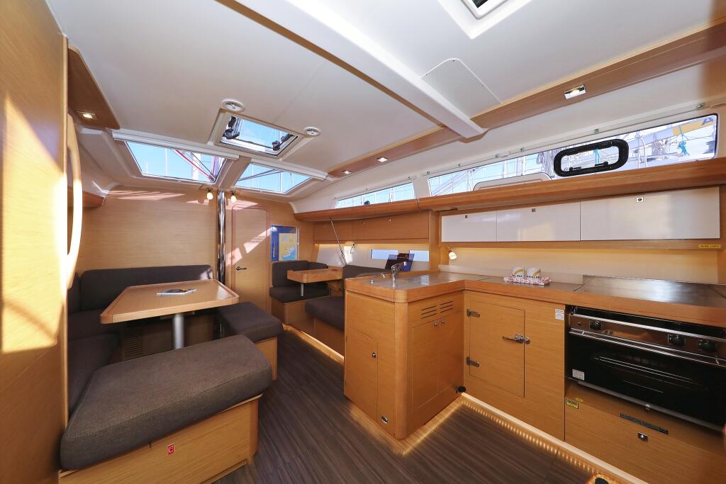 Sailing yacht 