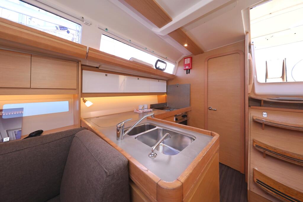 Sailing yacht 