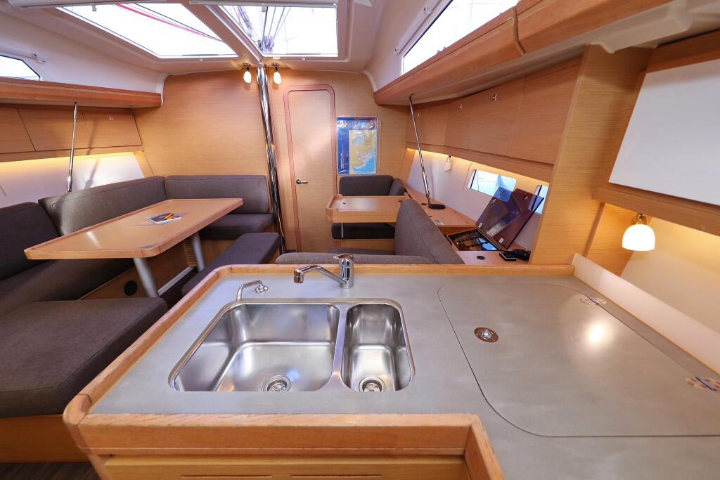 Sailing yacht 