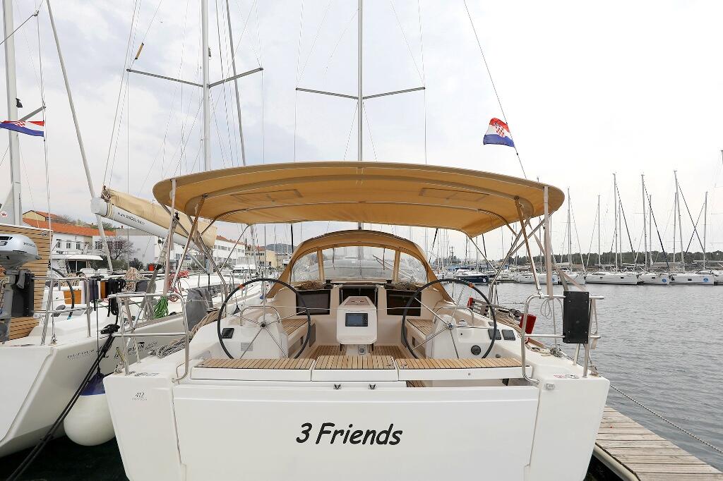 Sailing yacht 