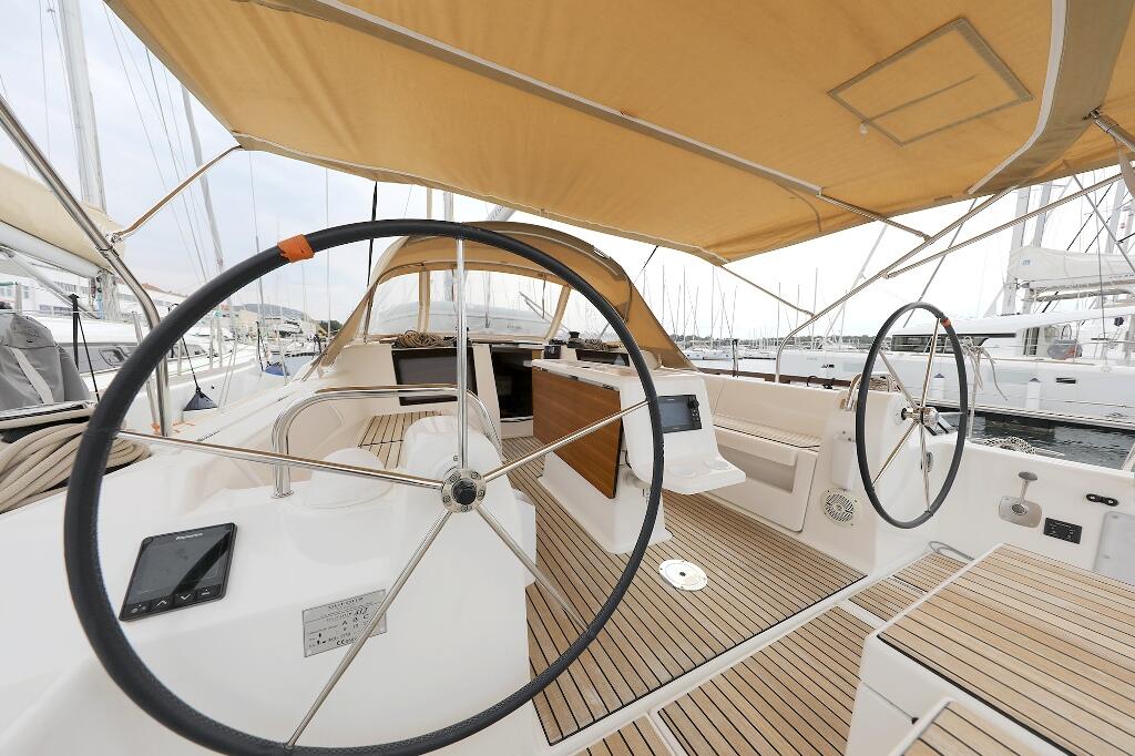 Sailing yacht 