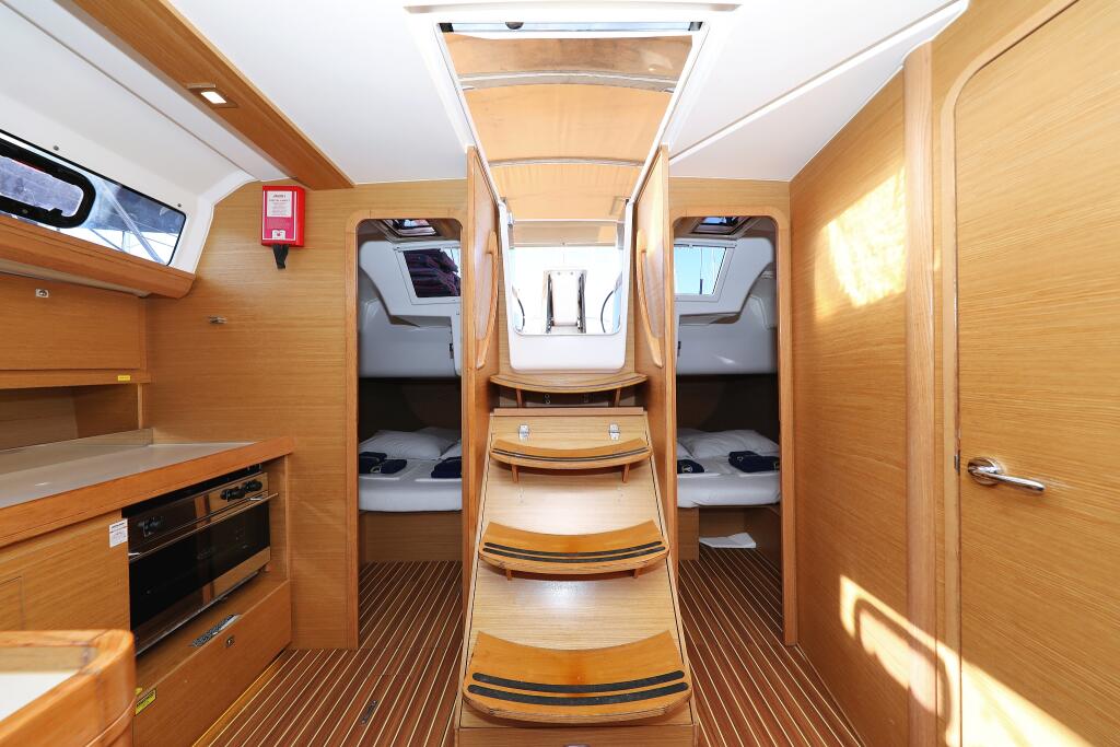 Sailing yacht 