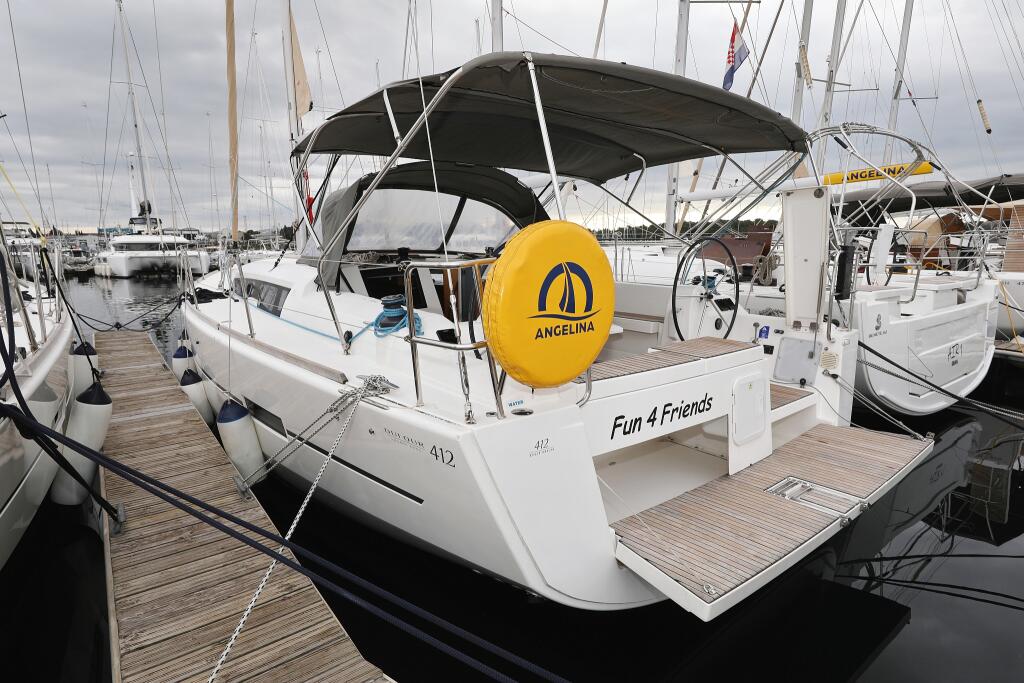 Sailing yacht 
