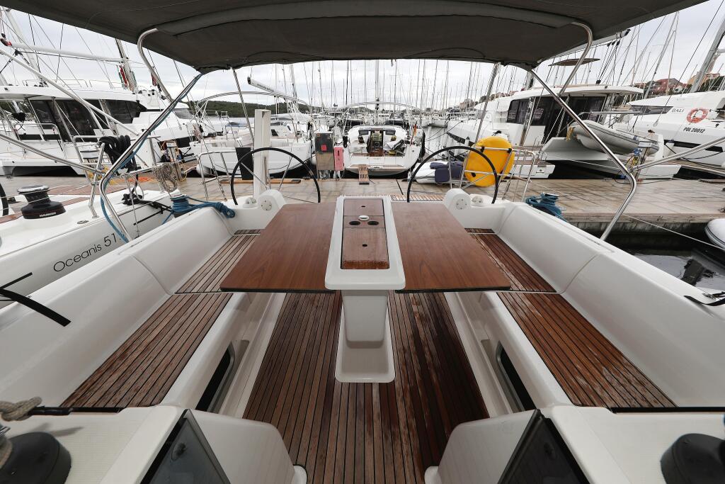 Sailing yacht 