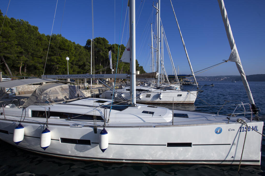 Sailing yacht 