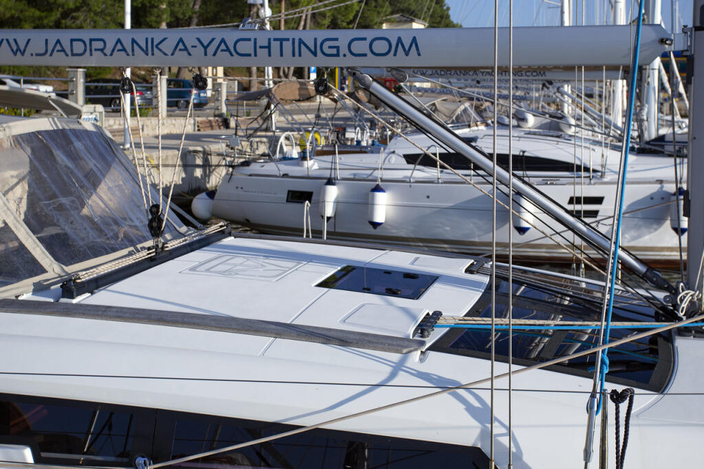 Sailing yacht 