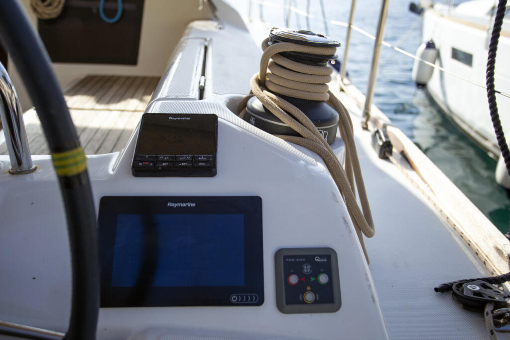 Sailing yacht 