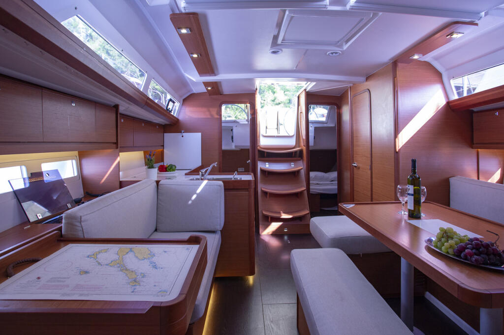 Sailing yacht 