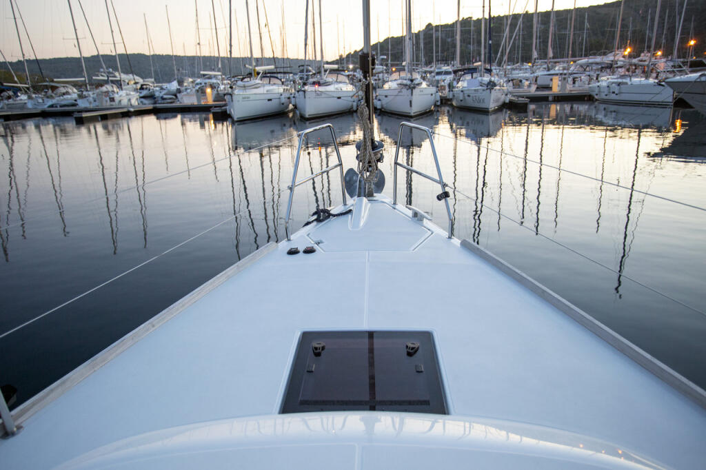 Sailing yacht 