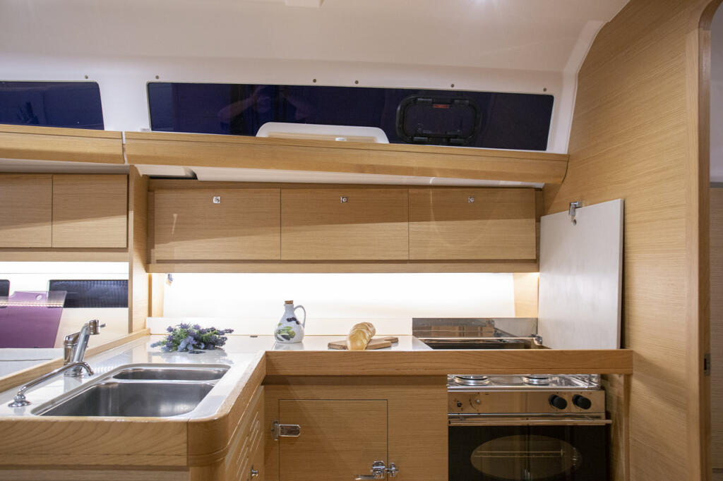 Sailing yacht 