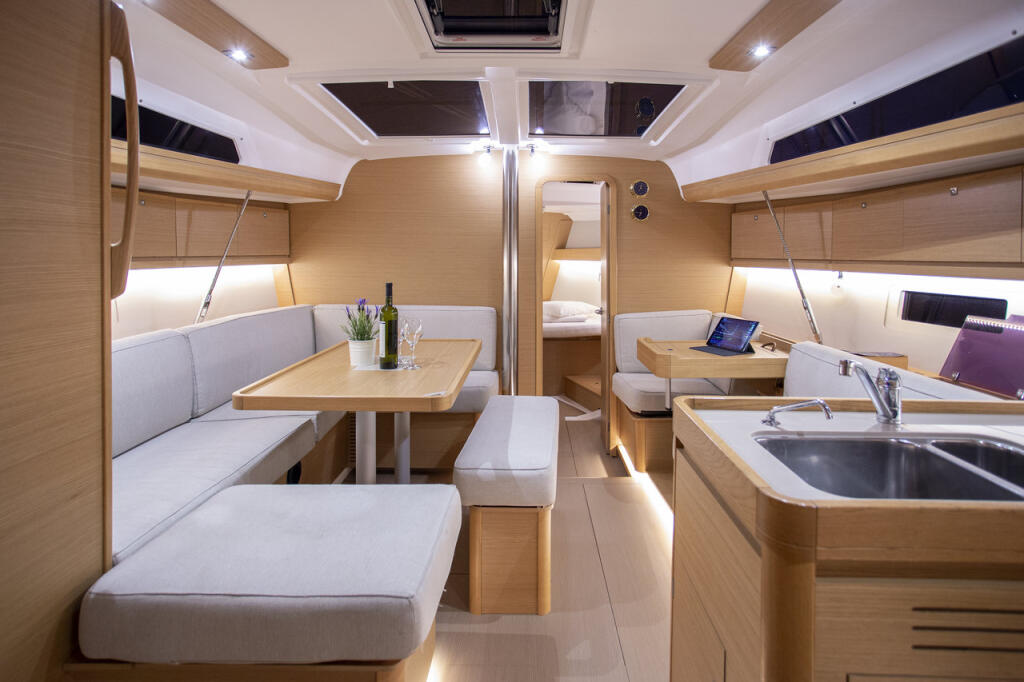 Sailing yacht 