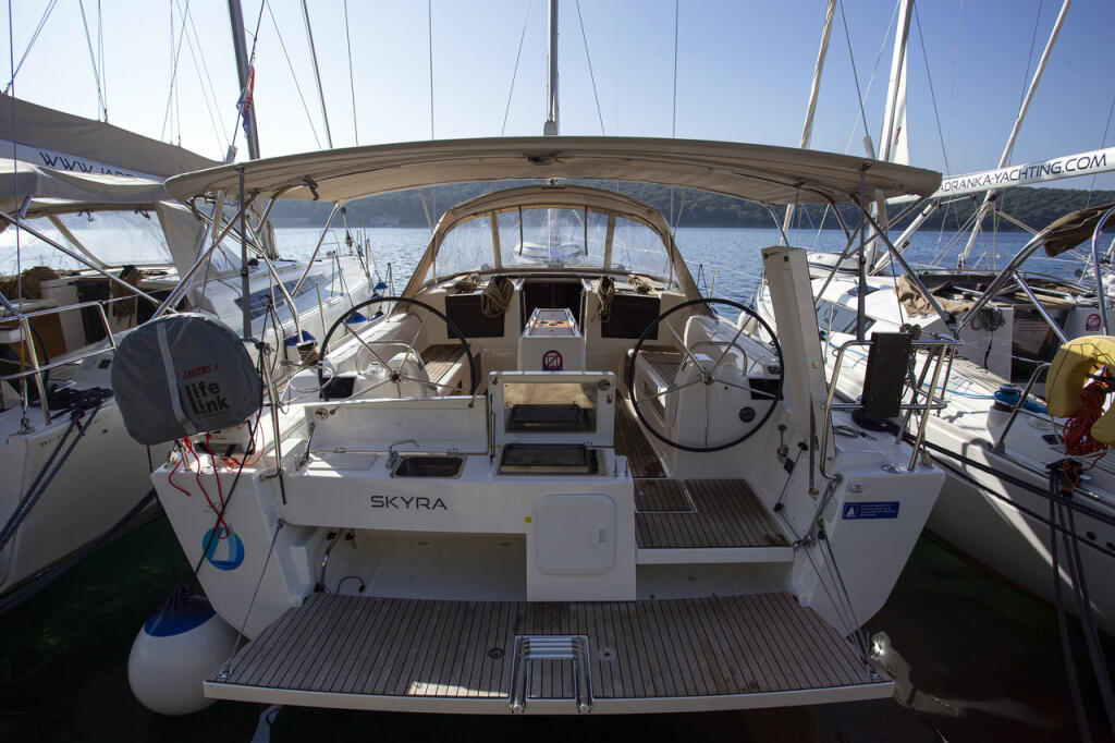 Sailing yacht 