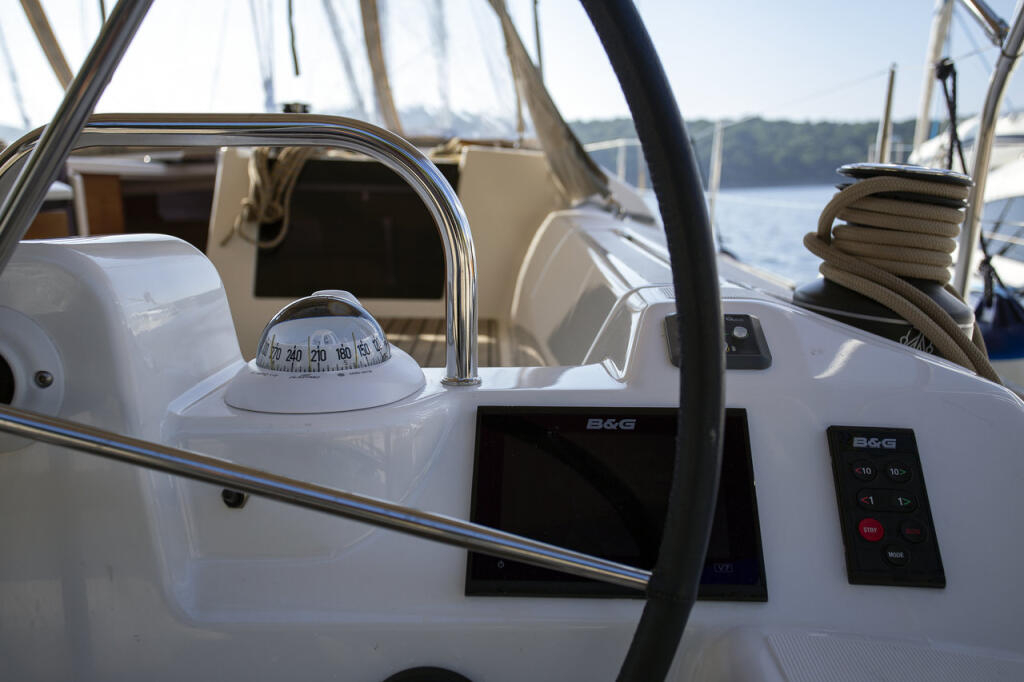 Sailing yacht 