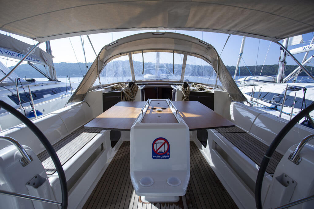 Sailing yacht 
