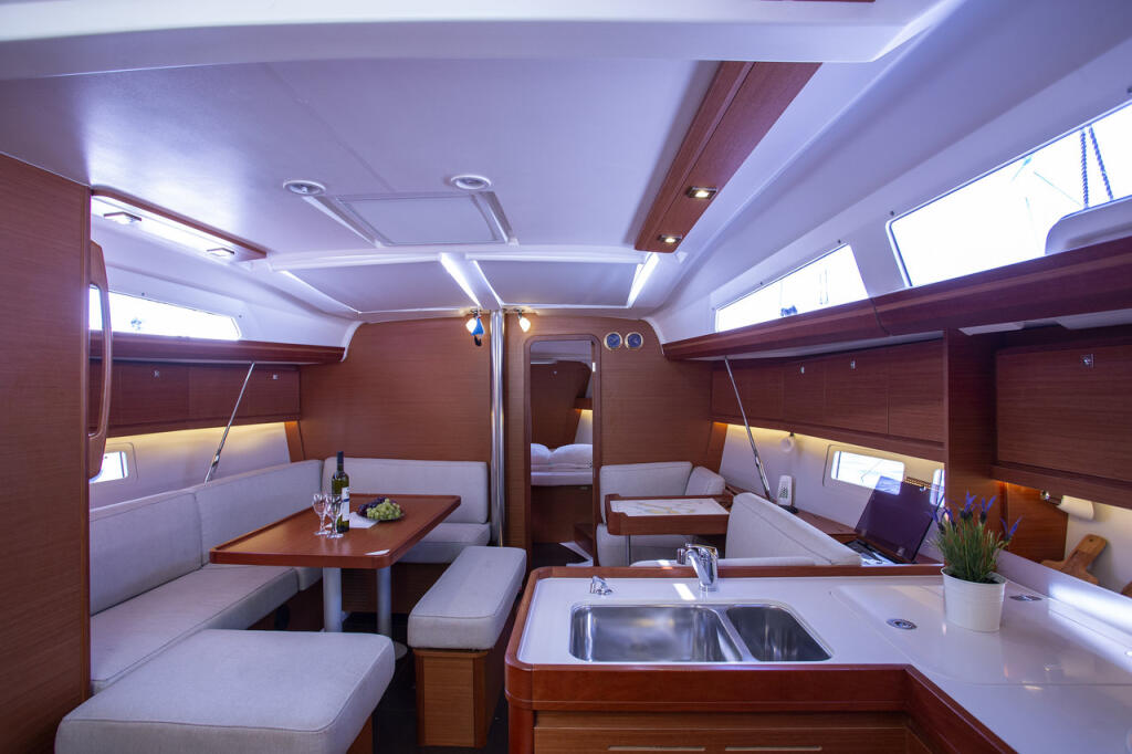 Sailing yacht 
