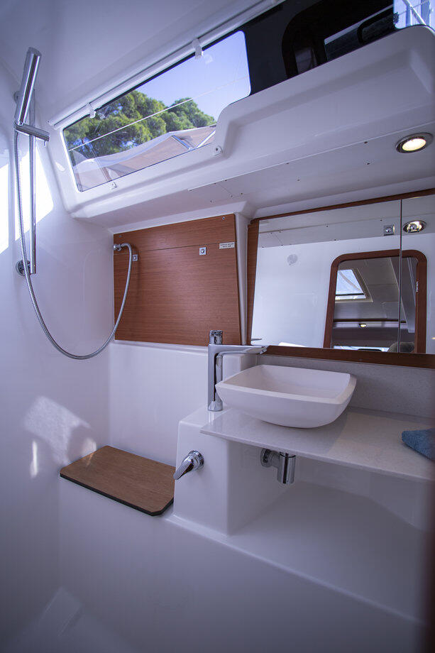 Sailing yacht 