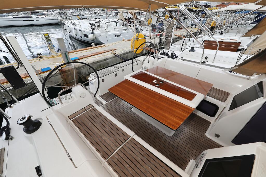 Sailing yacht 