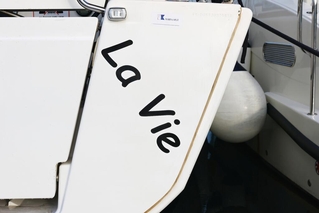 Sailing yacht 