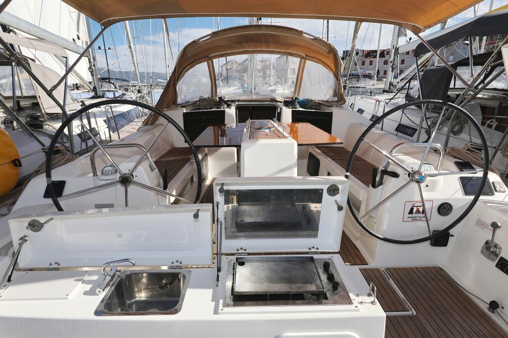 Sailing yacht 