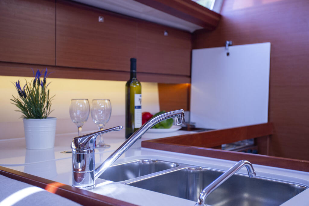 Sailing yacht 